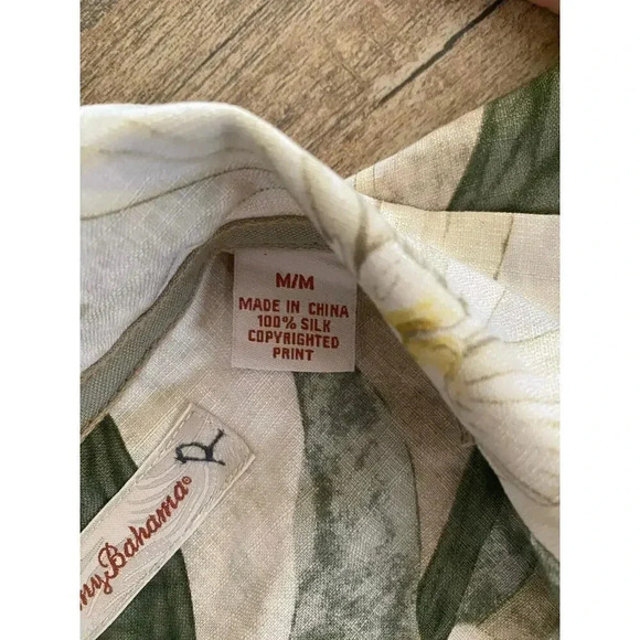 Tommy Bahama Men's Beige Short Sleeve Button Down Floral Shirt Size M - Picture 2 of 3